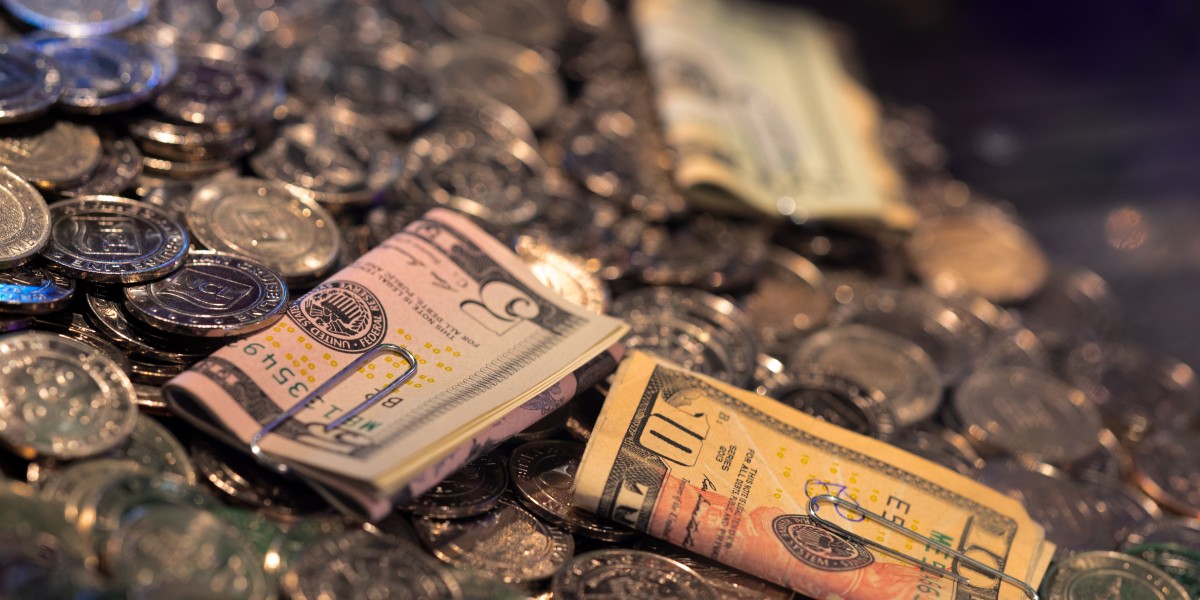 Live Dealer Games vs. Traditional Online Slots: Understanding Player Preferences in 2025