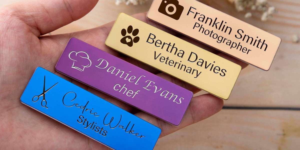 Vom ersten Eindruck bis zum Gespräch: Die Rolle von Namensschildern im Business