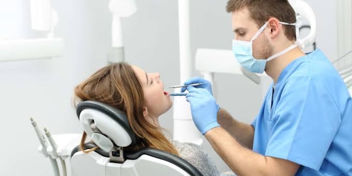 Choosing the Right Dental Clinic for Your Family: A Comprehensive Guide