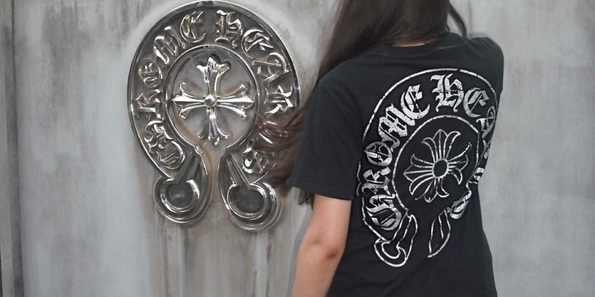 So kombinierst du ein Chrome Hearts T-Shirt unter deinem Lieblingshoodie